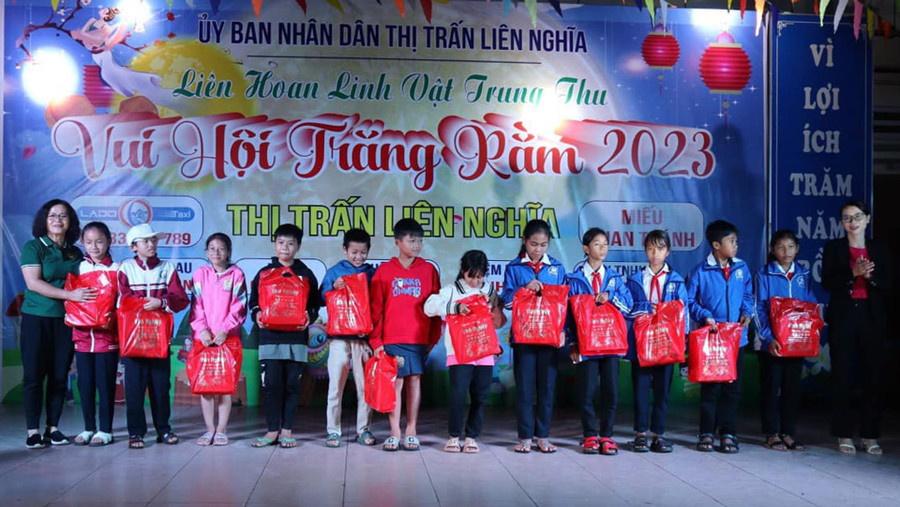 Trao quà cho các em thiếu nhi