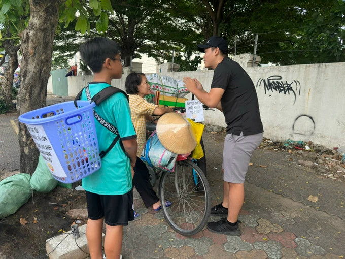 Anh Sơn tặng lại ve chai mình nhặt cho cô mua ve chai ở quận Gò Vấp, bé trai 11 tuổi cũng bắt chước đi theo làm việc tốt. Anh Sơn tặng lại ve chai mình nhặt cho cô mua ve chai ở quận Gò Vấp, bé trai 11 tuổi cũng bắt chước đi theo làm việc tốt.