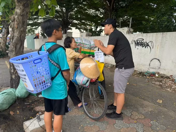 Anh Sơn tặng lại ve chai mình nhặt cho cô mua ve chai ở quận Gò Vấp, bé trai 11 tuổi cũng bắt chước đi theo làm việc tốt.