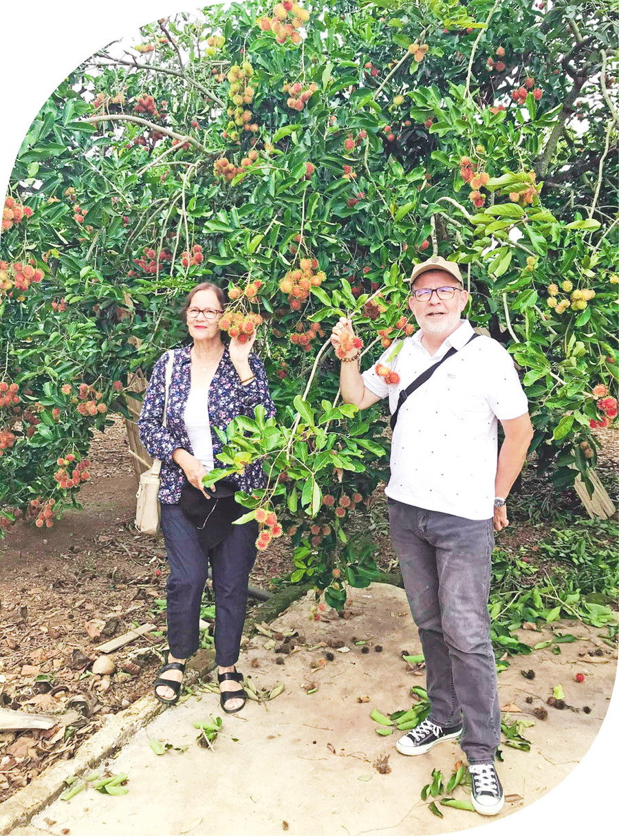 Du khách nước ngoài tham quan vườn chôm chôm ở xã Ia Tô, huyện Ia Grai. Ảnh: G.H