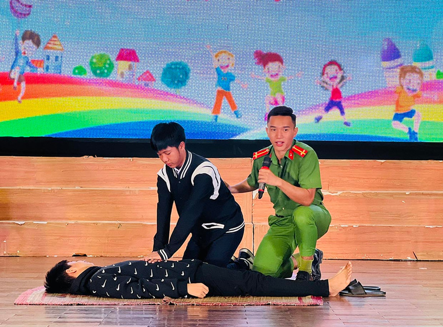 Công an TP. Pleiku hướng dẫn thiếu nhi cách sơ cứu người bị đuối nước. Ảnh: Minh Nhật Công an TP. Pleiku hướng dẫn thiếu nhi cách sơ cứu người bị đuối nước. Ảnh: Minh Nhật