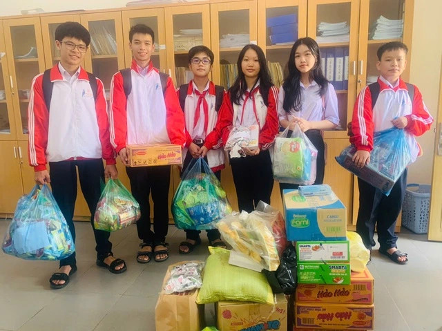 Học sinh Trường THCS - THPT Liên Việt Kon Tum ủng hộ người dân vùng lũ. ẢNH: ĐỨC NHẬT