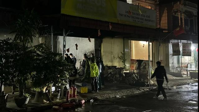 Lực lượng chức năng đang khám nghiệm hiện trường ngôi nhà bị cháy. Ảnh: Phúc Ngư