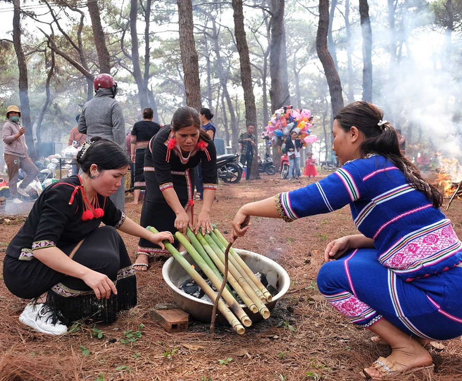 Chế biến món ăn truyền thống tại Ngày hội. Ảnh: Hoàng Ngọc Chế biến món ăn truyền thống tại Ngày hội. Ảnh: Hoàng Ngọc