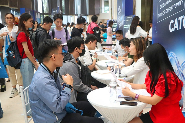 Sinh viên ngành logistics cần trang bị thêm các kỹ năng, chứng chỉ để tăng khả năng cạnh tranh với những ứng viên quốc tế khác nếu muốn làm việc tại các công ty đa quốc gia. Ảnh: NGUYỄN ĐIỀN Sinh viên ngành logistics cần trang bị thêm các kỹ năng, chứng chỉ để tăng khả năng cạnh tranh với những ứng viên quốc tế khác nếu muốn làm việc tại các công ty đa quốc gia. Ảnh: NGUYỄN ĐIỀN