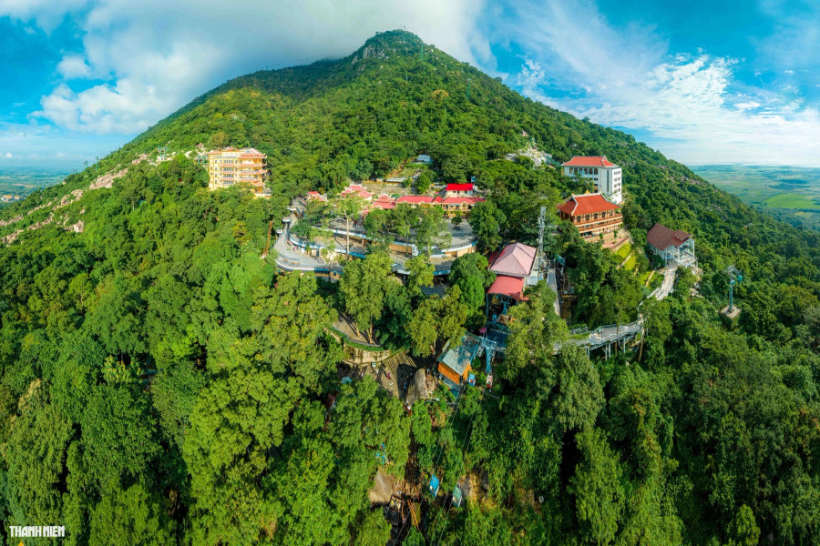 Tuyến cáp treo đưa du khách lên đỉnh núi Bà. Ảnh: BÙI VĂN HẢI