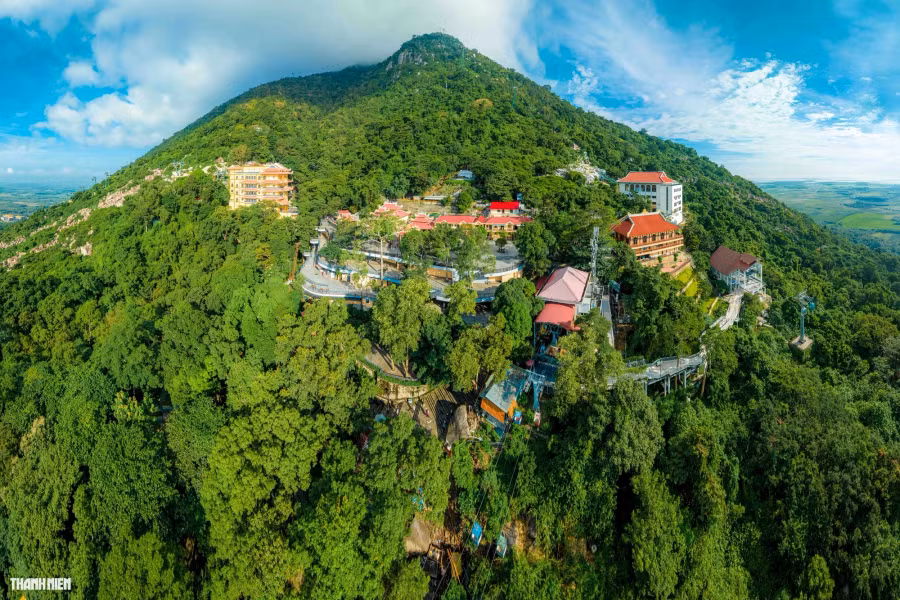 Tuyến cáp treo đưa du khách lên đỉnh núi Bà. Ảnh: BÙI VĂN HẢI Tuyến cáp treo đưa du khách lên đỉnh núi Bà. Ảnh: BÙI VĂN HẢI