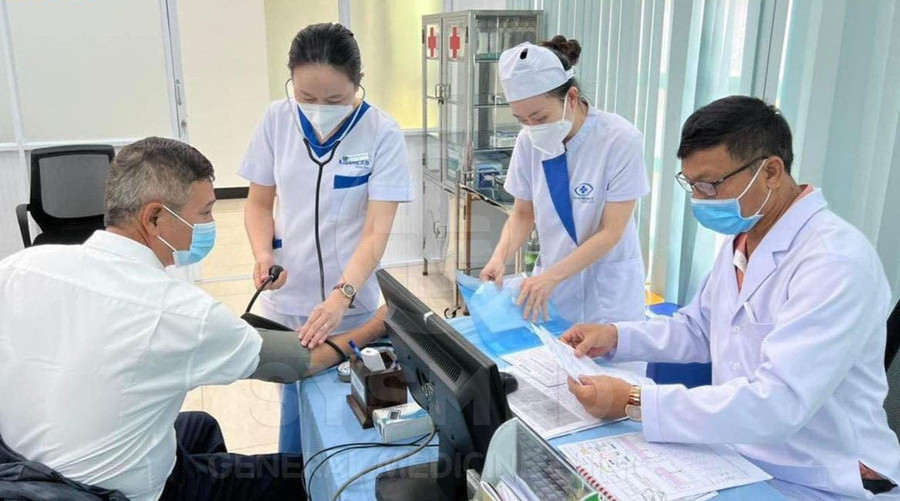 Bác sĩ thăm khám sức khỏe cho người dân tại Phòng khám Đa khoa Sysmed Phù Đổng (TP. Pleiku). Ảnh: Như Nguyện