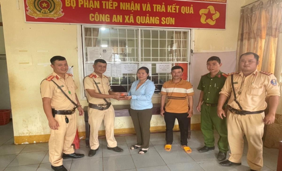 Lực lượng CSGT và Công an xã trao trả tài sản cho người dân bị đánh rơi Lực lượng CSGT và Công an xã trao trả tài sản cho người dân bị đánh rơi