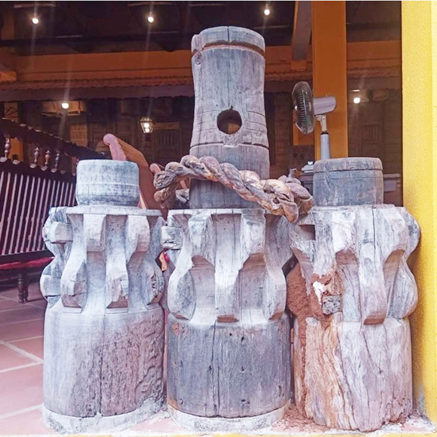 Bộ che ép mía trưng bày tại quán cà phê Vườn Mai, TP. Pleiku. Ảnh: X.T Bộ che ép mía trưng bày tại quán cà phê Vườn Mai, TP. Pleiku. Ảnh: X.T