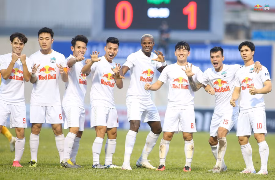 Bên cạnh những ngôi sao thuộc lứa 1 Học viện HAGL, Washington Brandao (thứ 5 từ trái sang) là nhân tố quan trọng giúp đội chủ sân Pleiku có mùa giải 2021 thăng hoa. Ảnh: MINH TRẦN