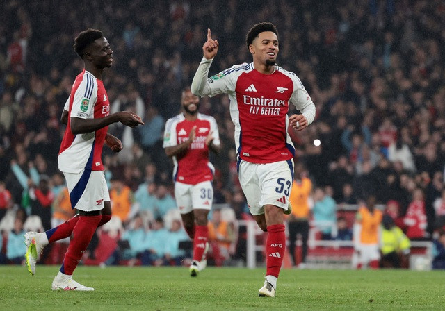 Chân sút 17 tuổi Ethan Nwaneri hai phen lập công Chân sút 17 tuổi Ethan Nwaneri hai phen lập công