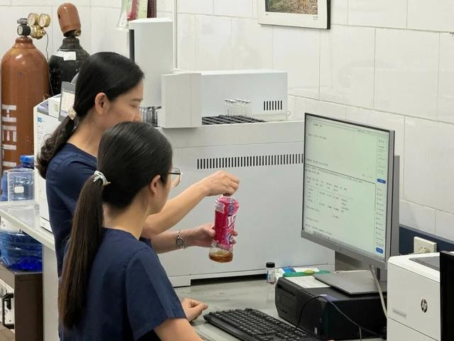 Trung tâm Chống độc xét nghiệm mẫu rượu các nạn nhân ngộ độc uống tại đám cưới ở H.Thường Tín, Hà Nội. Ảnh NGUYÊN HÀ Trung tâm Chống độc xét nghiệm mẫu rượu các nạn nhân ngộ độc uống tại đám cưới ở H.Thường Tín, Hà Nội. Ảnh NGUYÊN HÀ