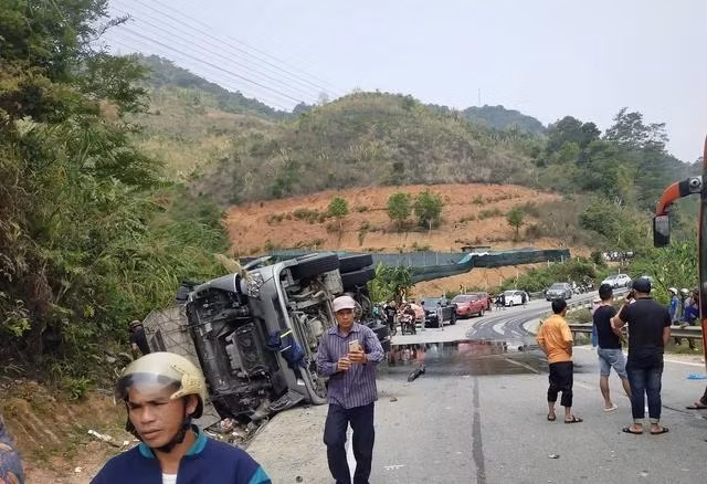 Hiện trường vụ lật xe đầu kéo trên QL14. Ảnh: TRANG ANH