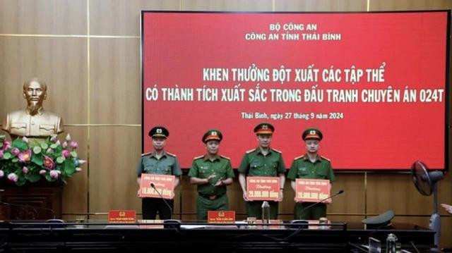 Đại tá Trần Xuân Ánh trao thưởng cho thành viên ban chuyên án. . ẢNH: CÔNG AN THÁI BÌNH