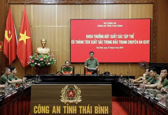 Đại tá Trần Xuân Ánh, Giám đốc Công an tỉnh Thái Bình, biểu dương ban chuyên án. ẢNH: CÔNG AN THÁI BÌNH