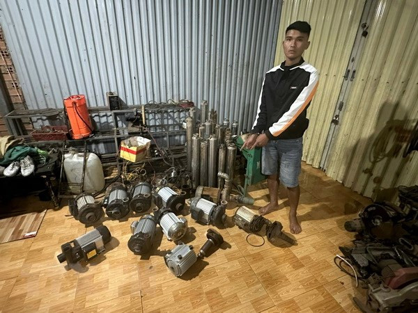 Một đối tượng trong nhóm bị bắt cùng tang vật. (Ảnh: TTXVN phát) Một đối tượng trong nhóm bị bắt cùng tang vật. (Ảnh: TTXVN phát)