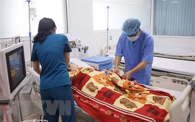 Nạn nhân vụ nổ súng được chăm sóc sức khỏe tại Bệnh viện Đa khoa Phúc Hưng, thành phố Quảng Ngãi. (Ảnh: TTXVN phát)