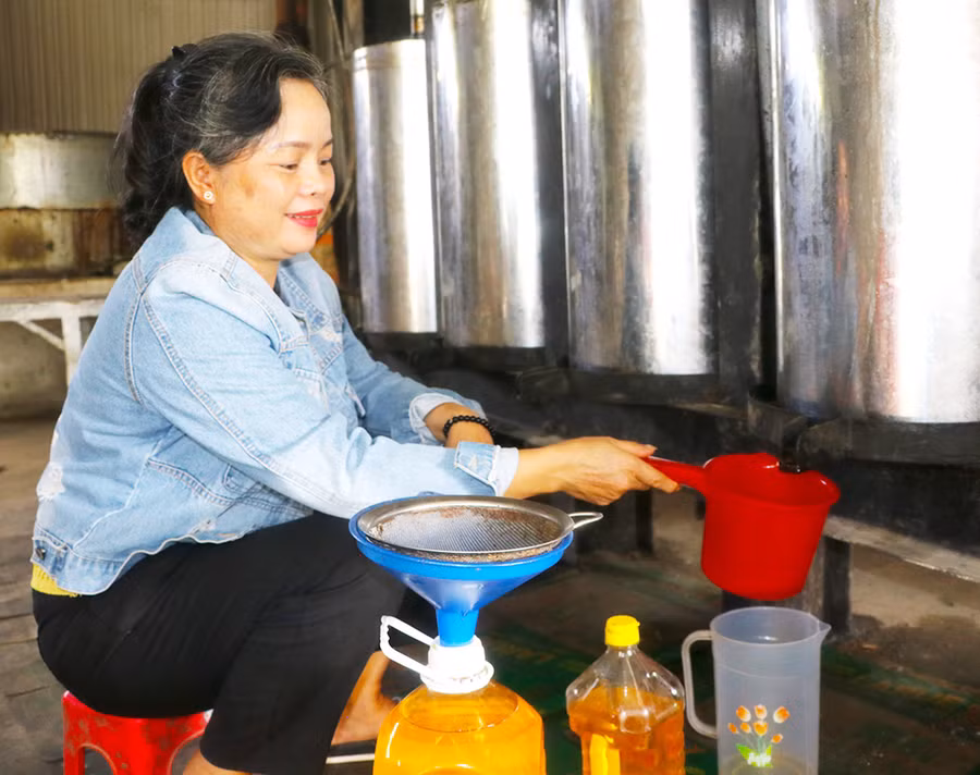 Mỗi năm, gia đình chị Đỗ Thị Thanh Vân (thôn Tân Hiệp, xã Tân An, huyện Đak Pơ) thu nhập 150-170 triệu đồng từ việc sản xuất, ép dầu đậu phộng. Ảnh: N.M