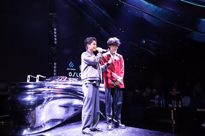 Tăng Duy Tân- tác giả hit Bên trên tầng lầu, Cô đơn trên sofa - giới thiệu "gà khủng" - tác giả hit Bật tình yêu lên, Hiếu Bae