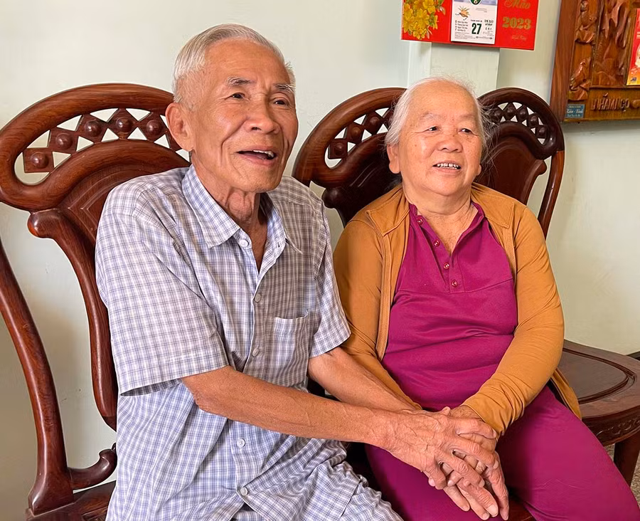 Niềm vui thường ngày của vơ chống tướng Út. Ảnh: Lê Quang Hồi