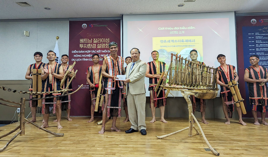 Phó Bí thư Thường trực Tỉnh ủy Châu Ngọc Tuấn tặng quà cho đoàn nghệ nhân Gia Lai. Ảnh: Nguyễn Quang Tuệ