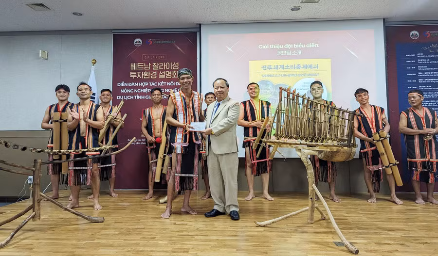 Phó Bí thư Thường trực Tỉnh ủy Châu Ngọc Tuấn tặng quà cho đoàn nghệ nhân Gia Lai. Ảnh: Nguyễn Quang Tuệ