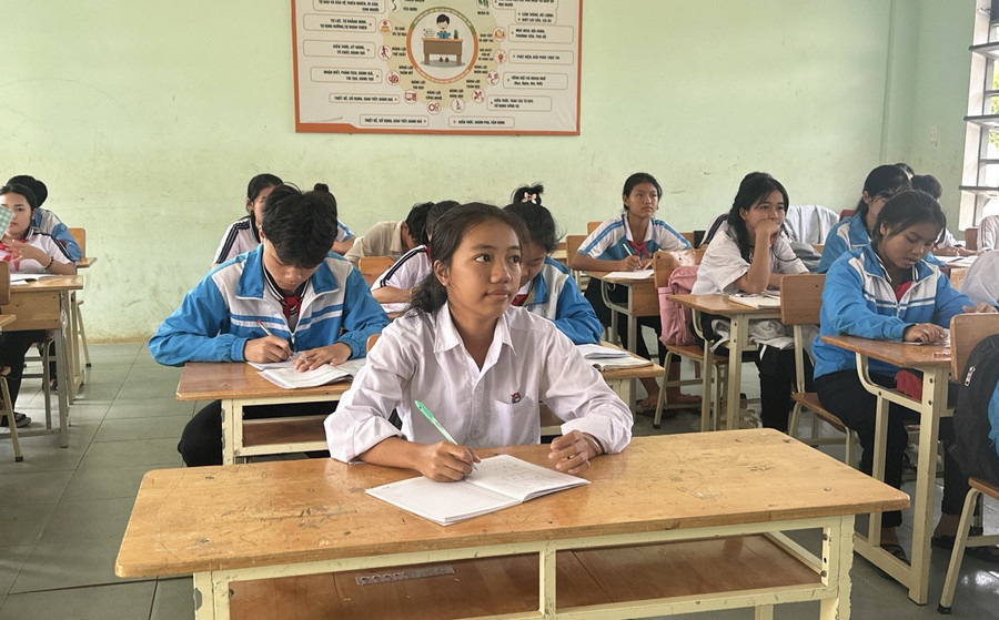 Y Than trong giờ ôn tập tại Trường PTDTBT THCS Ngô Quyền. Ảnh: DN