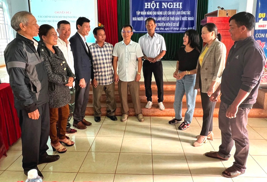 Huyện Đak Đoa nâng cao nghiệp vụ cho cán bộ cơ sở để tuyên truyền đưa lao động đi làm việc ở nước ngoài. Ảnh: Đinh Yến Huyện Đak Đoa nâng cao nghiệp vụ cho cán bộ cơ sở để tuyên truyền đưa lao động đi làm việc ở nước ngoài. Ảnh: Đinh Yến