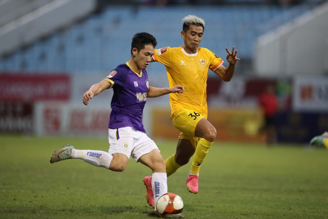 CLB Hà Nội (áo tím) chơi vượt trội so với đội chủ nhà Quảng Nam. Ảnh: ĐÔNG NGHI