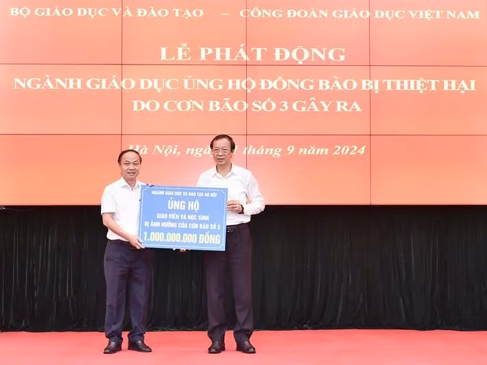 Ngành giáo dục Hà Nội ủng hộ một tỷ đồng. (Ảnh: PV/Vietnam+) Ngành giáo dục Hà Nội ủng hộ một tỷ đồng. (Ảnh: PV/Vietnam+)