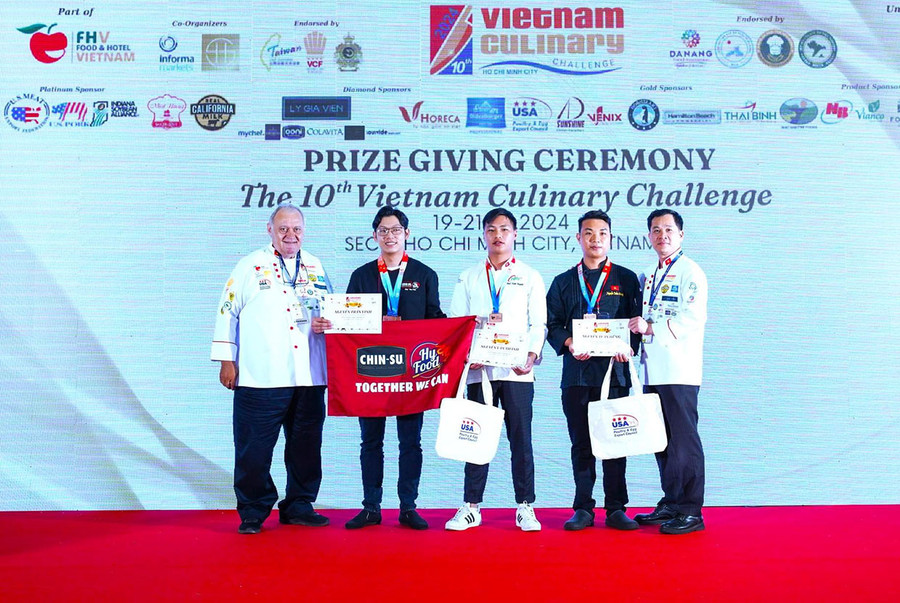 Anh Nguyễn Tuấn Hùng (thứ 2 từ phải sang) giành được 3 huy chương đồng tại cuộc thi Đầu bếp Việt Nam tài năng lần thứ 10 (ảnh nhân vật cung cấp).