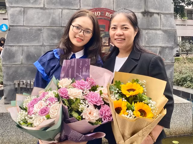 Hương và mẹ. Ảnh: NVCC Hương và mẹ. Ảnh: NVCC