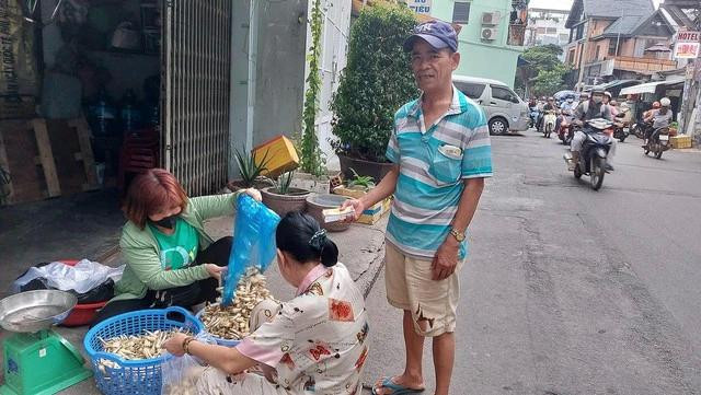 Ông Lê Văn Dũng, một thợ tiện thất nghiệp đi bán vé số. Ảnh: Như Lịch Ông Lê Văn Dũng, một thợ tiện thất nghiệp đi bán vé số. Ảnh: Như Lịch