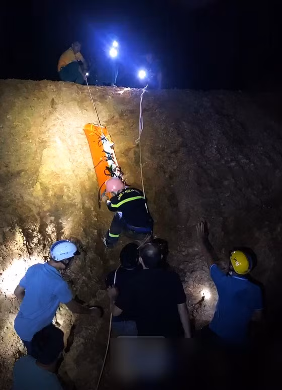 Đội cứu hộ nỗ lực đưa thi thể nạn nhân xuống núi trong đêm 22/9. (Ảnh: SOS Bình Định 155)