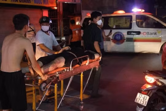 Một trong số các nạn nhân được đưa đi cấp cứu. Ảnh: CTV