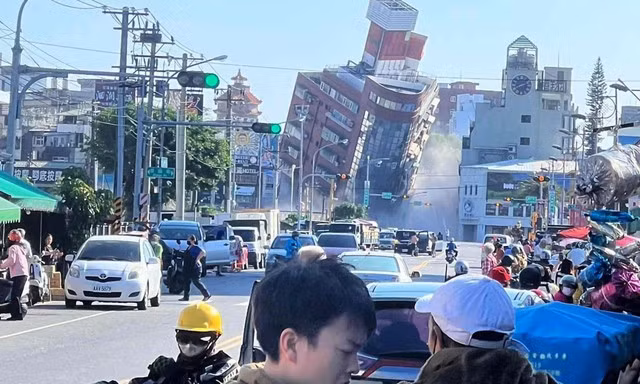 Một tòa nhà ở TP Hoa Liên (Đài Loan) bị sụp trong trận động đất. Ảnh: Shutterstock