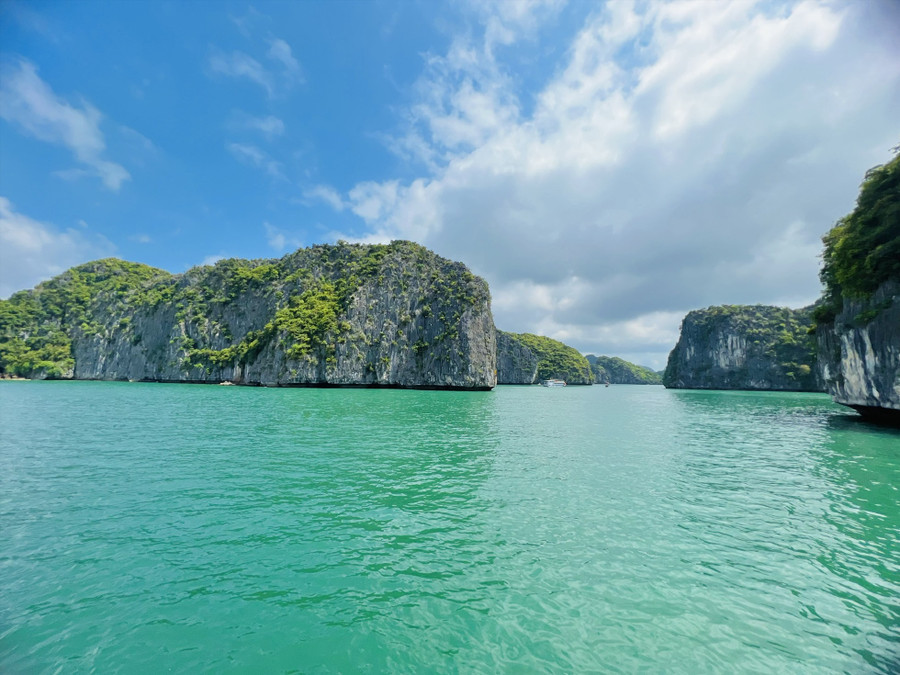 Vịnh Lan Hạ có nhiều dãy núi đá vôi do thiên nhiên tạo hóa. Vịnh Lan Hạ có nhiều dãy núi đá vôi do thiên nhiên tạo hóa.