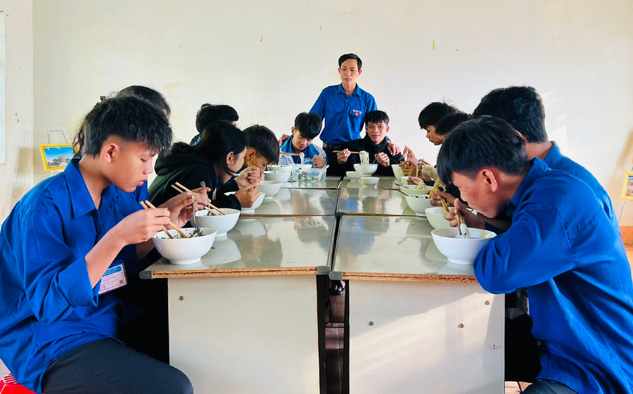 Những bữa ăn sáng giúp học sinh no bụng, gắn kết tình cảm thầy trò. Ảnh: Minh Nhật Những bữa ăn sáng giúp học sinh no bụng, gắn kết tình cảm thầy trò. Ảnh: Minh Nhật