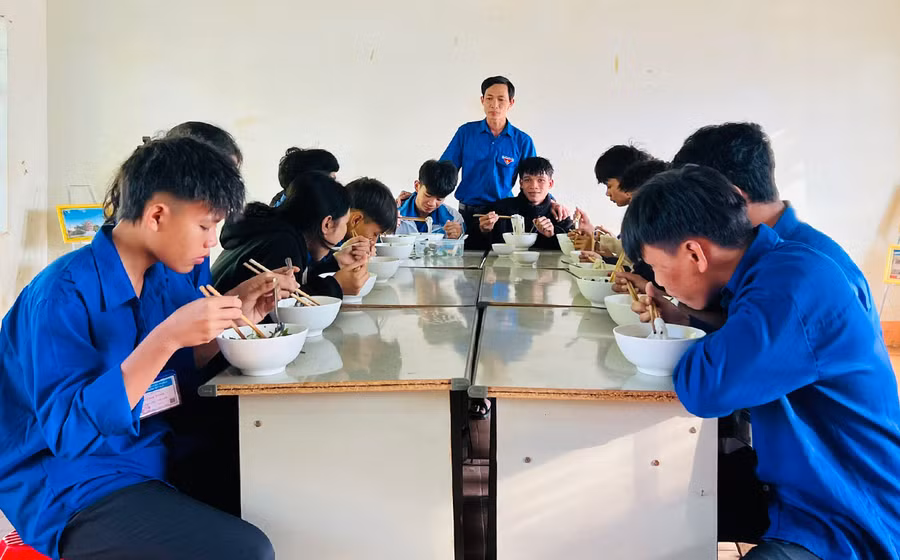 Những bữa ăn sáng giúp học sinh no bụng, gắn kết tình cảm thầy trò. Ảnh: Minh Nhật