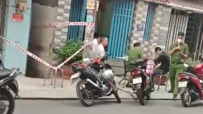 Lực lượng chức năng phong tỏa và khám nghiệm hiện trường. Lực lượng chức năng phong tỏa và khám nghiệm hiện trường.