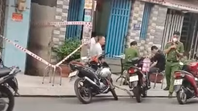 Lực lượng chức năng phong tỏa và khám nghiệm hiện trường.