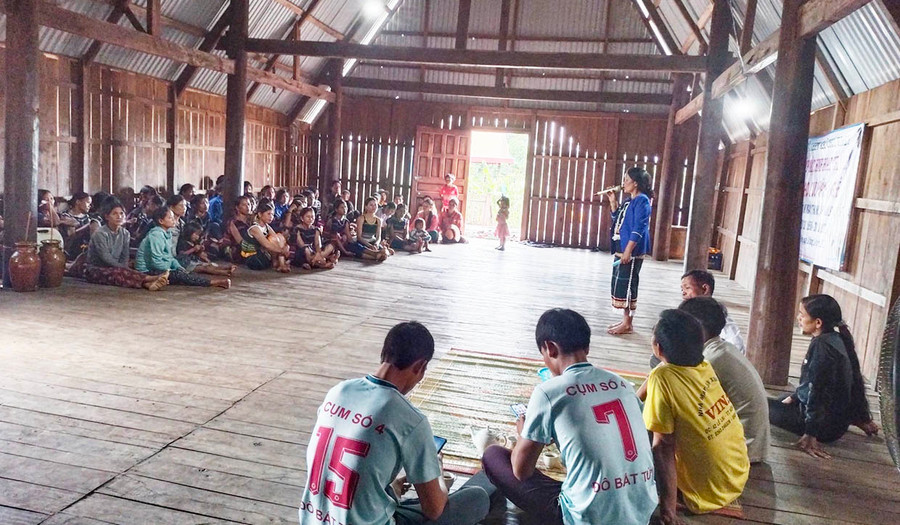 Cán bộ xã Chư Krêy (huyện Kông Chro) truyền thông giảm nghèo trên địa bàn. Ảnh: T.D