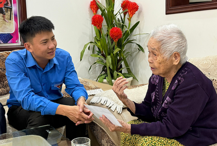 Bí thư Thành Đoàn Pleiku Thái Giang Nam thăm, tặng quà Mẹ Việt Nam Anh hùng Lê Thị Thọ (phường Hoa Lư). Ảnh: M.T