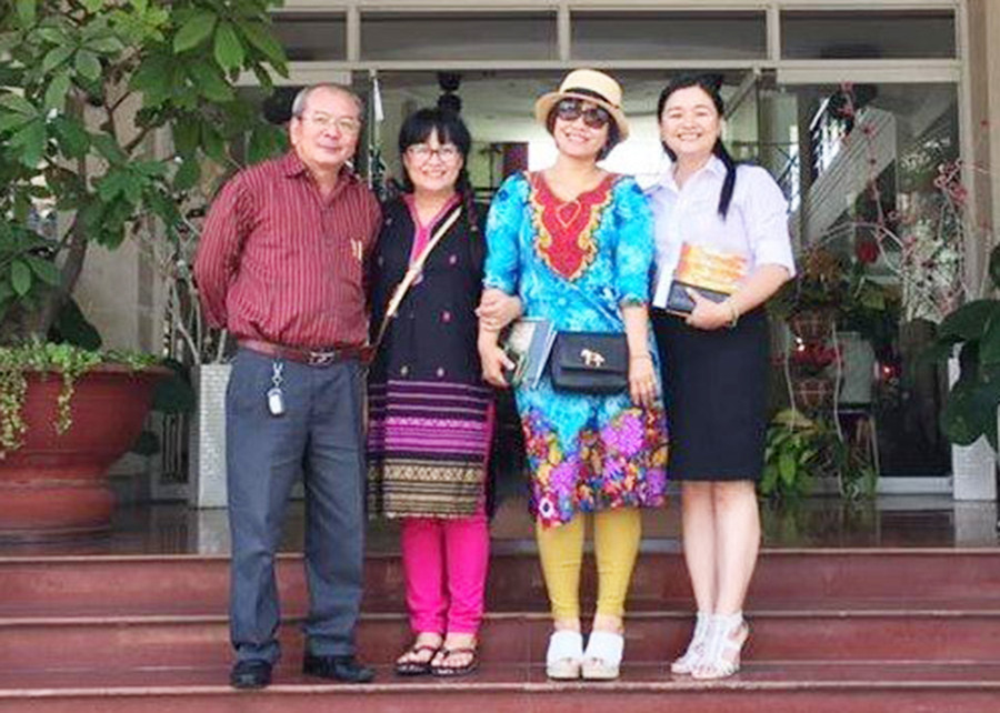 Chị Hồng Vân về thăm Tạp chí Văn Nghệ Gia Lai nơi chị một thời là thành viên. Và 2, chị Hồng Vân (thứ 2 trái sang). Ảnh: Hoàng Hương Giang Chị Hồng Vân về thăm Tạp chí Văn Nghệ Gia Lai nơi chị một thời là thành viên. Và 2, chị Hồng Vân (thứ 2 trái sang). Ảnh: Hoàng Hương Giang