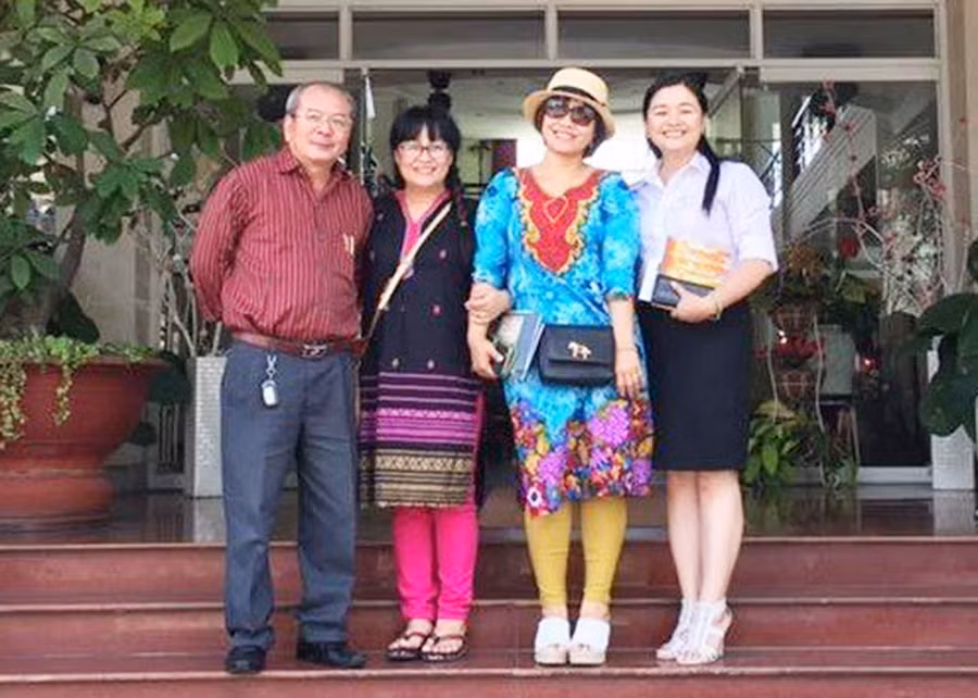 Chị Hồng Vân về thăm Tạp chí Văn Nghệ Gia Lai nơi chị một thời là thành viên. Và 2, chị Hồng Vân (thứ 2 trái sang). Ảnh: Hoàng Hương Giang