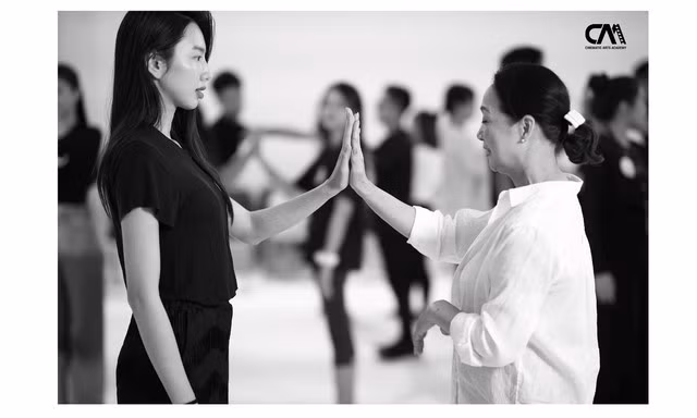 Thùy Tiên học diễn xuất cùng NSND Lê Khanh. Ảnh: CAA ACADEMY