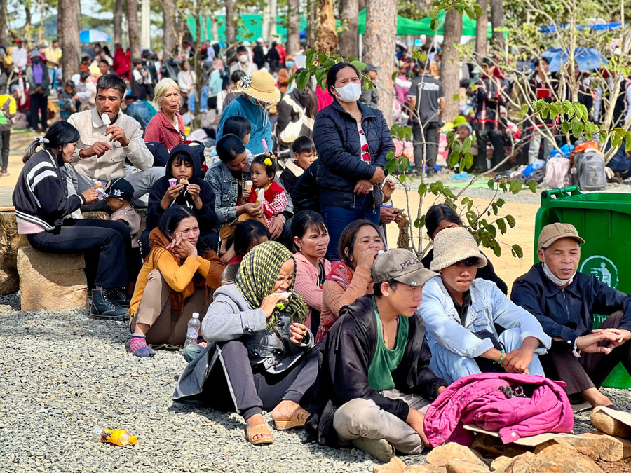 Trong 2 ngày, nhiều tín đồ khắp nơi trên cả nước đổ xô về nơi đây.