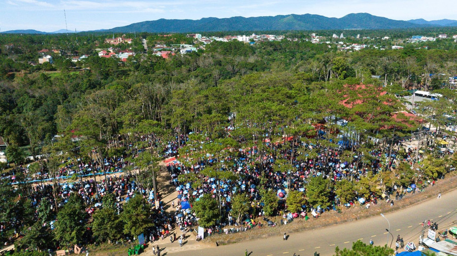Cách trung tâm TP. Kon Tum khoảng 60 km, Trung tâm Hành hương Đức Mẹ Măng Đen nằm trong cánh rừng thông xanh. Di tích du lịch hành hương công giáo này được nhiều tín đồ trong và ngoài nước đến cầu nguyện hàng ngày.