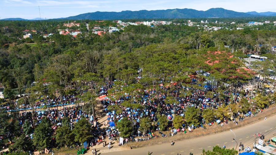 Cách trung tâm TP. Kon Tum khoảng 60 km, Trung tâm Hành hương Đức Mẹ Măng Đen nằm trong cánh rừng thông xanh. Di tích du lịch hành hương công giáo này được nhiều tín đồ trong và ngoài nước đến cầu nguyện hàng ngày.